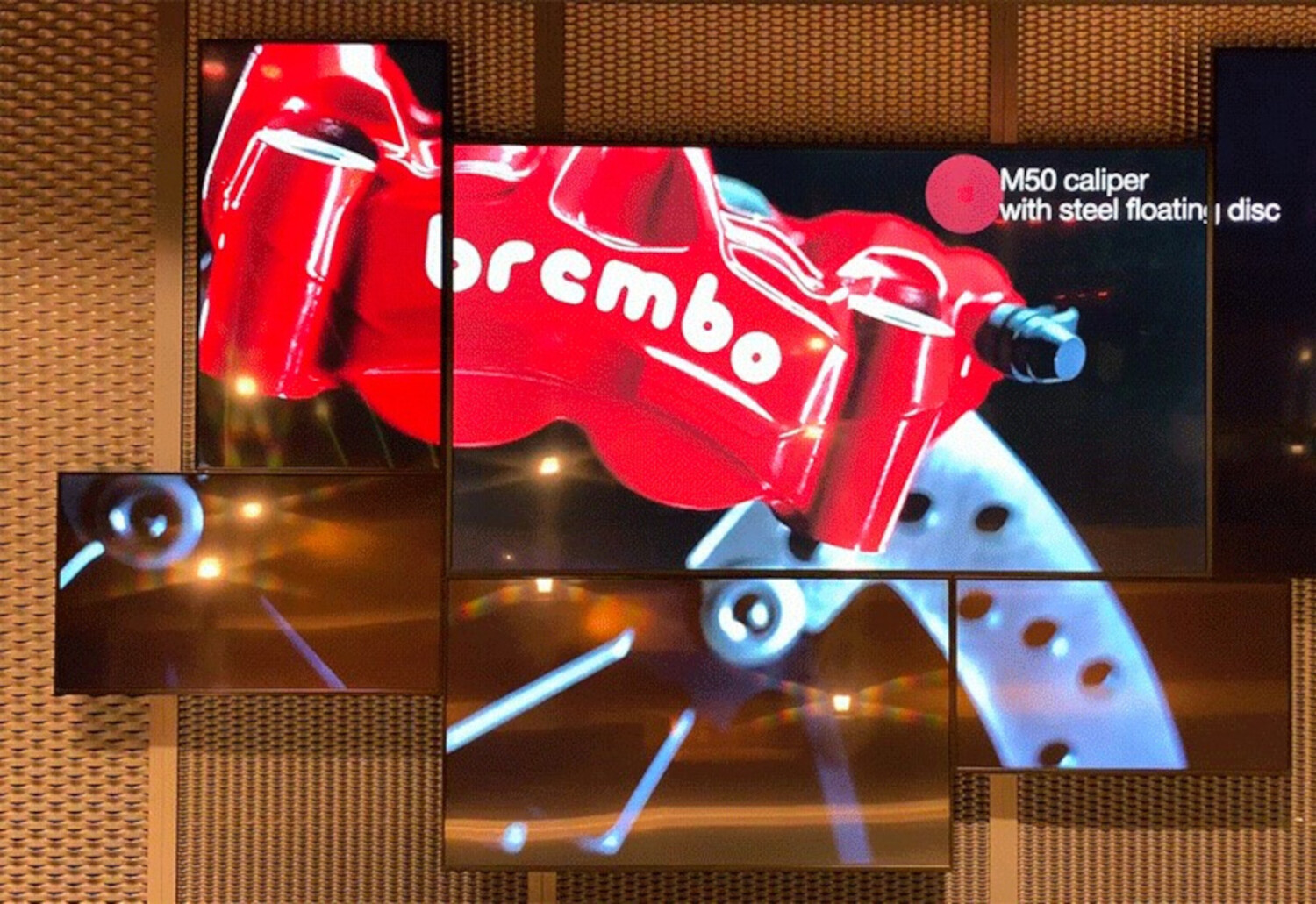 ​In questa sede Brembo ha realizzato, con il progetto dello studio Bombassei, uno spazio dedicato a conferenze e presentazioni oltre al nuovo show room per i suoi sistemi frenanti all’avanguardia.