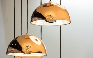 Lampade a sospensione dorate lucide per ristoranti montate ad altezze differenti