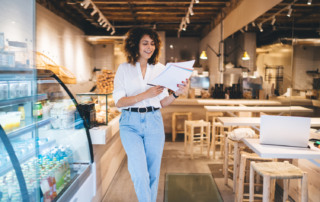 Vista di un ristorante trattoria con illuminazione realizzata con faretti a binario
