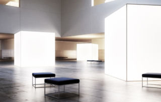 Vista di uno spazio molto grande con cubi luminosi enormi