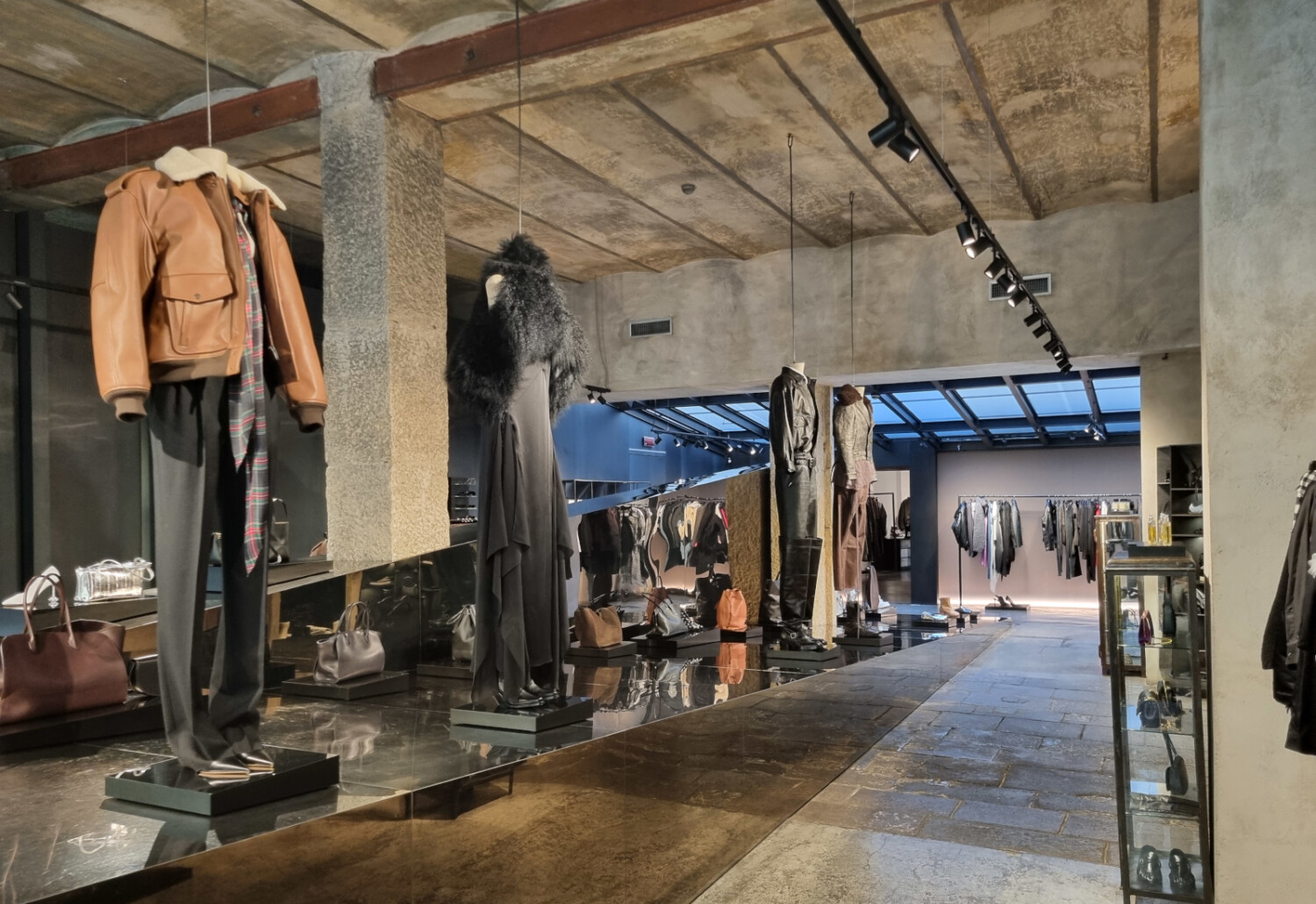 Antonioli-negozio-abbigliamento-Milano-faretti-binario-manichino-illuminato